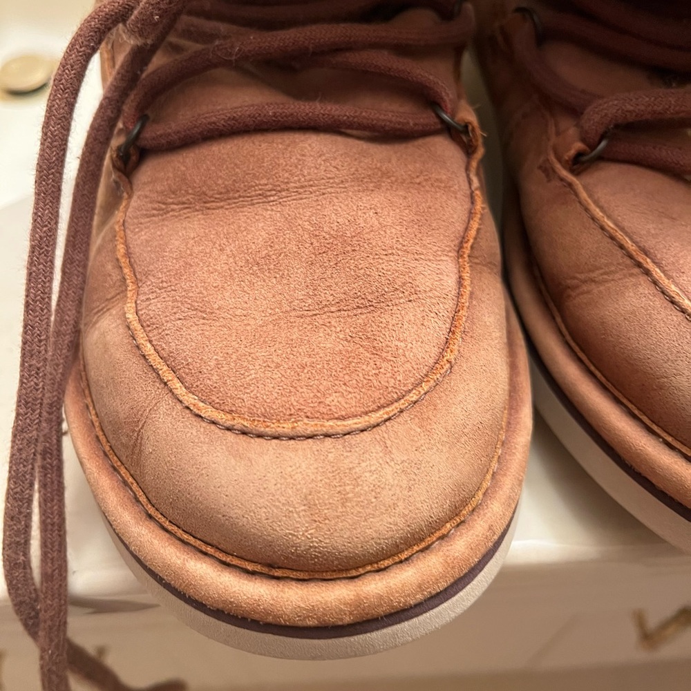 UGG “Lodge” boots size 7 (can fit 8!) - Picture 8 of 10